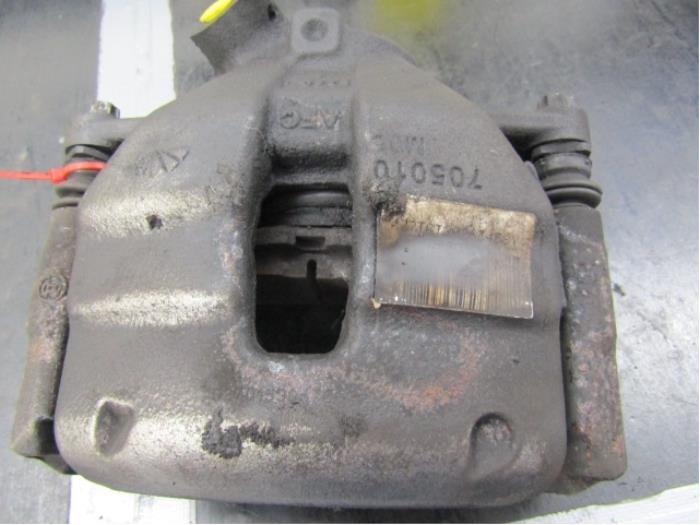 Front brake calliper, right from a Peugeot 308 SW (L4/L9/LC/LJ/LR) 1.6 BlueHDi 120 2015