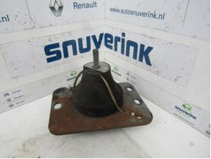 Used Engine mount Renault Trafic New (FL) 2.5 dCi 16V 115 FAP Price on request offered by Snuverink Autodemontage