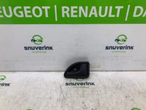 Usagé Poignée portière 2portes droite Renault Kangoo (KC) 1.6 16V Prix € 20,00 Règlement à la marge proposé par Snuverink Autodemontage