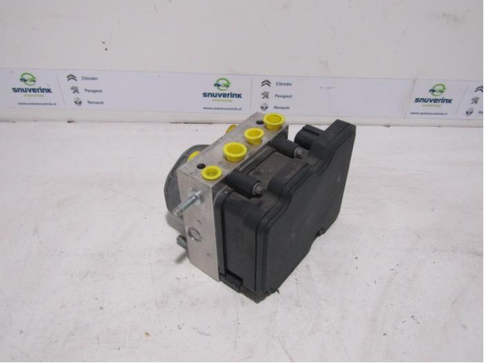 Bloc ABS Renault Zoé (AG), 2012 46kW, Berline avec hayon arrière, 4 portes, Electrique, 46kW (63pk), FWD, 5AM450; 5AMB4; 5AQ601, 2012-06, AGVYA; AGVYC (Occasion)