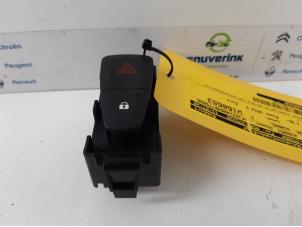 Used Panic lighting switch Renault Megane III Grandtour (KZ) 1.5 dCi 110 Price € 10,00 Margin scheme offered by Snuverink Autodemontage