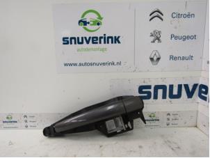 Używane Uchwyt drzwi prawych tylnych wersja 4-drzwiowa Peugeot 2008 (CU) 1.6 Blue HDi 100 Cena € 20,00 Procedura marży oferowane przez Snuverink Autodemontage