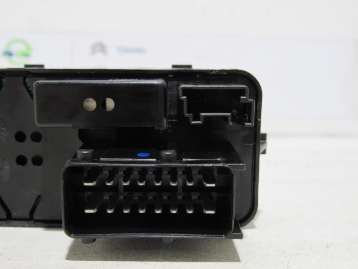 Multi-functional window switch from a Citroën DS3 (SA) 1.6 e-HDi 2012