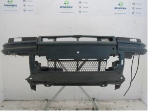 Używane Zderzak przedni Renault Scénic I (JA) 2.0 16V RX4 Cena € 140,00 Procedura marży oferowane przez Snuverink Autodemontage