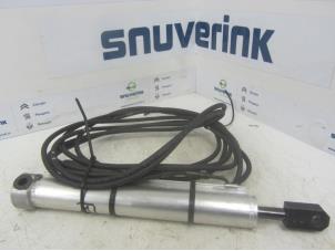 Used Convertible roof gas strut Peugeot 207 CC (WB) 1.6 16V Price € 150,00 Margin scheme offered by Snuverink Autodemontage