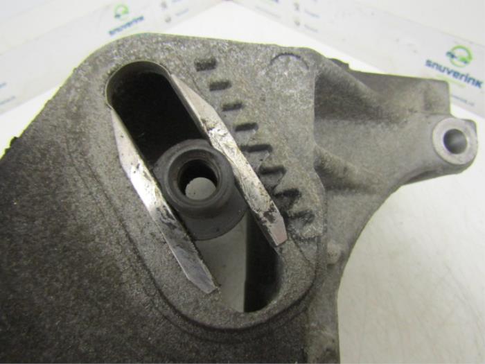 Engine mount from a Renault Laguna I (B56) 1.8 RN,RT 1995