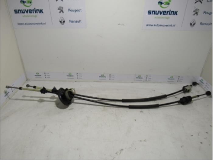 Gearbox shift cable from a Peugeot 208 I (CA/CC/CK/CL) 1.2 Vti 12V PureTech 82 2013