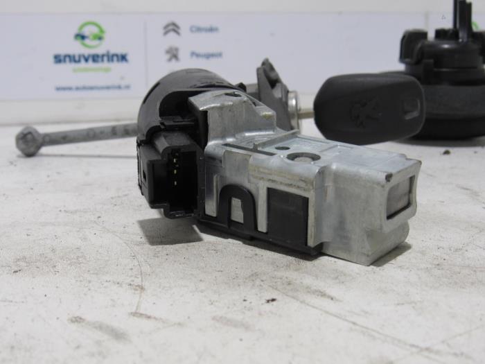 Set of locks Peugeot 208 I 1.2 12V eTHP PureTech 110 1608094980 HUF