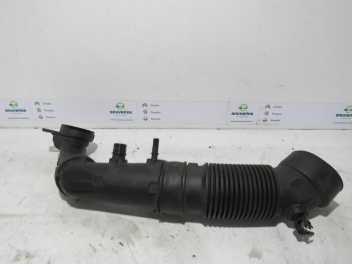 Air intake hose from a Peugeot 208 I (CA/CC/CK/CL) 1.2 12V e-THP PureTech 110 2016