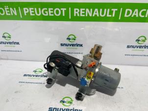 Used Convertible motor Renault Megane II CC (EM) 2.0 16V Price € 200,00 Margin scheme offered by Snuverink Autodemontage