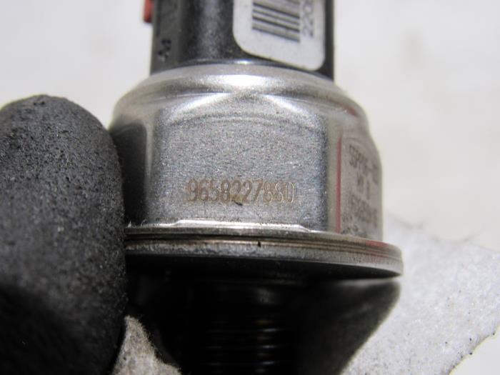 Sensor de presión de combustible de un Peugeot 407 SW (6E) 2.0 HDiF 16V 2006