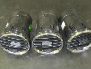 Usados Rejilla de aire de salpicadero Peugeot 308 SW (4E/H) 2.0 HDiF 16V Precio de solicitud ofrecido por Snuverink Autodemontage