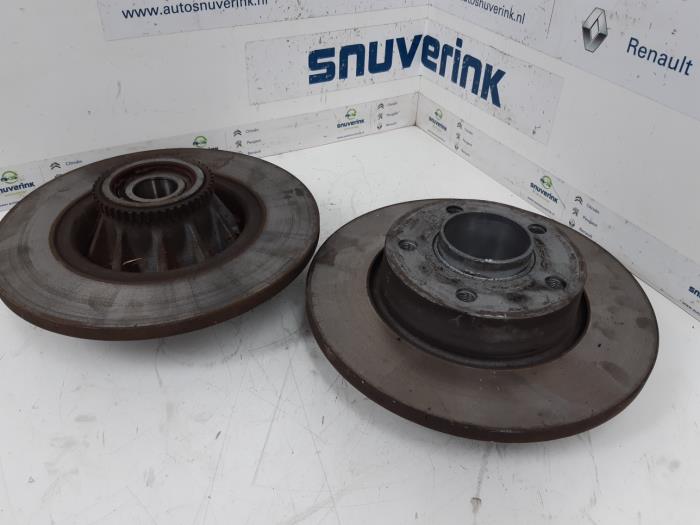 Rear brake disc from a Renault Trafic New (FL) 2.5 dCi 16V 115 FAP 2008