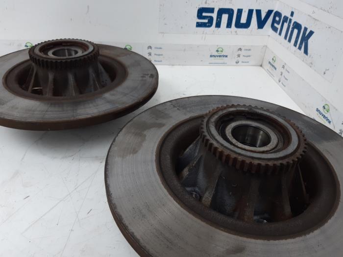Rear brake disc from a Renault Trafic New (FL) 2.5 dCi 16V 115 FAP 2008