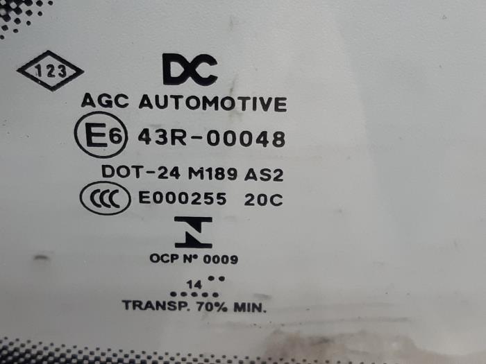 Türscheibe 4-türig rechts hinten van een Renault Twingo III (AH) 0.9 Energy TCE 90 12V 2015