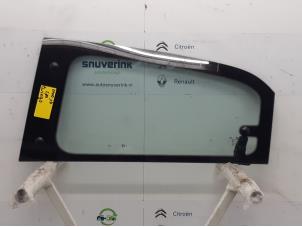 Używane Szyba drzwi lewych tylnych wersja 4-drzwiowa Renault Twingo III (AH) 0.9 Energy TCE 90 12V Cena € 50,00 Procedura marży oferowane przez Snuverink Autodemontage