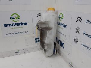 Usagé Réservoir lave-glace avant Renault Twingo III (AH) 0.9 Energy TCE 90 12V Prix sur demande proposé par Snuverink Autodemontage