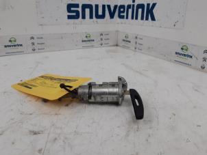 Used Door lock cylinder, left Renault Captur (2R) 1.2 TCE 16V EDC Price € 30,00 Margin scheme offered by Snuverink Autodemontage