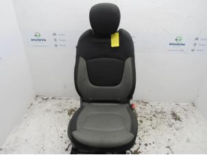 Używane Fotel prawy Renault Captur (2R) 0.9 Energy TCE 12V Cena € 90,00 Procedura marży oferowane przez Snuverink Autodemontage