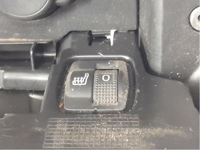 Sitzheizung Schalter van een Peugeot 308 SW (L4/L9/LC/LJ/LR) 2.0 BlueHDi 150 16V 2014