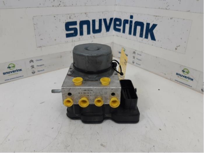 Usagé Bloc ABS Renault Twingo III (AH) 0.9 Energy TCE 90 12V Prix € 125,22 Prix TTC proposé par Snuverink Autodemontage