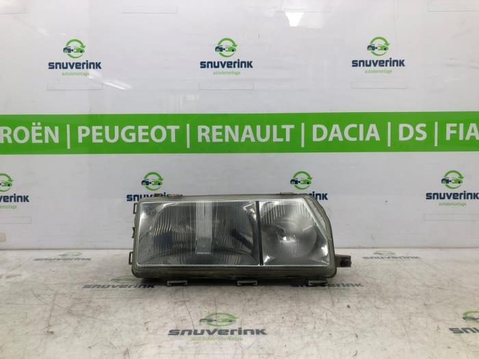 Używane Reflektor prawy Renault R11 Cena € 10,33 Procedura marży oferowane przez Snuverink Autodemontage