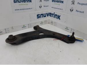 Usagé Bras de suspension avant droit Peugeot 107 1.0 12V Prix € 20,00 Règlement à la marge proposé par Snuverink Autodemontage