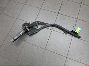 Used Convertible top hinge Peugeot 206 CC (2D) 1.6 16V Price € 140,00 Margin scheme offered by Snuverink Autodemontage