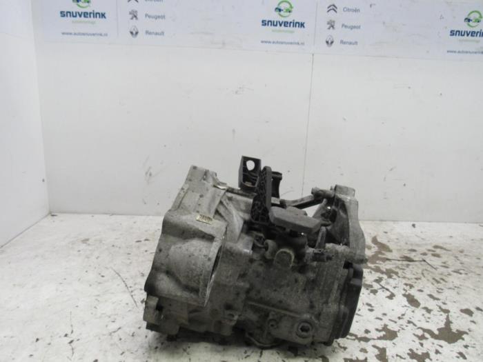 Gearbox from a Volkswagen Caddy III (2KA,2KH,2CA,2CH) 1.6 TDI 16V 2012
