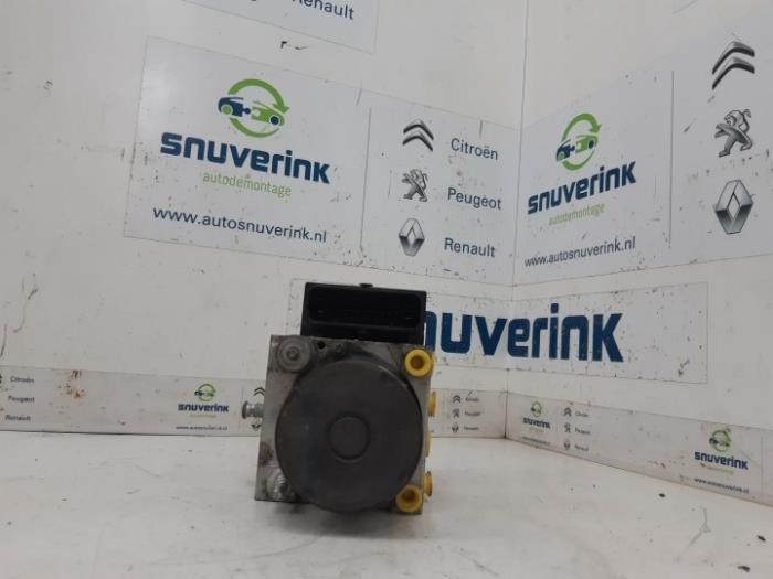 Usagé Bloc ABS Renault Master III (FV) 2.3 dCi 100 16V FWD Prix € 152,46 Prix TTC proposé par Snuverink Autodemontage