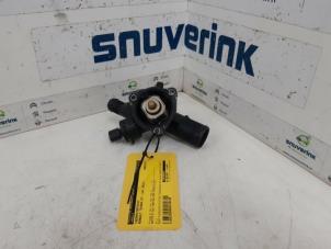 Używane Obudowa termostatu Renault Twingo II (CN) 1.2 16V Cena € 40,00 Procedura marży oferowane przez Snuverink Autodemontage