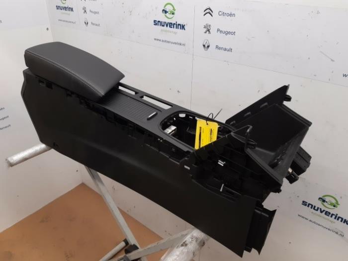 Middle console from a Renault Megane IV Estate (RFBK) 1.3 TCE 115 16V 2019