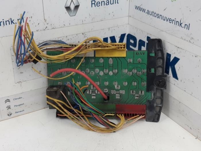 Fuse box location and diagrams: Renault Trafic III (X82; 2015-2017) 
