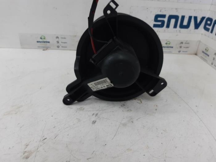 Heating and ventilation fan motor from a Peugeot Partner 2.0 HDi 2001