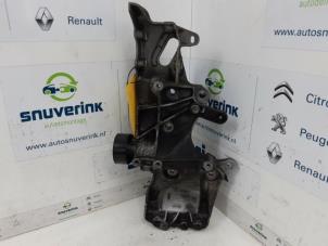 Usagé Support dynamo haut Renault Scénic I (JA) 1.6 16V Prix € 20,00 Règlement à la marge proposé par Snuverink Autodemontage