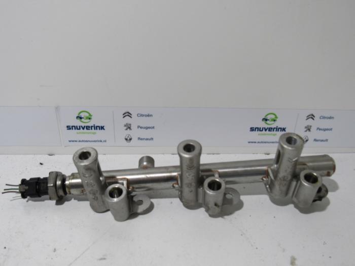Fuel injector nozzle from a Peugeot 3008 II (M4/MC/MJ/MR) 1.2 12V e-THP PureTech 130 2020