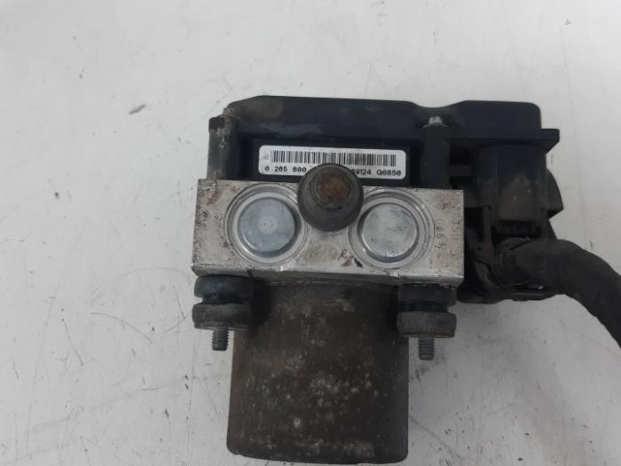 ABS pump from a Renault Trafic New (FL) 2.0 dCi 16V 90 2009