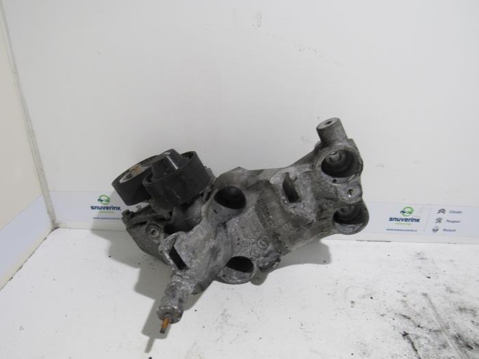 Usagé Support dynamo haut Renault Master III (EV/HV/UV/VA/VB/VD/VF/VG/VJ) 2.3 dCi 165 16V RWD Prix € 24,18 Prix TTC proposé par Snuverink Autodemontage
