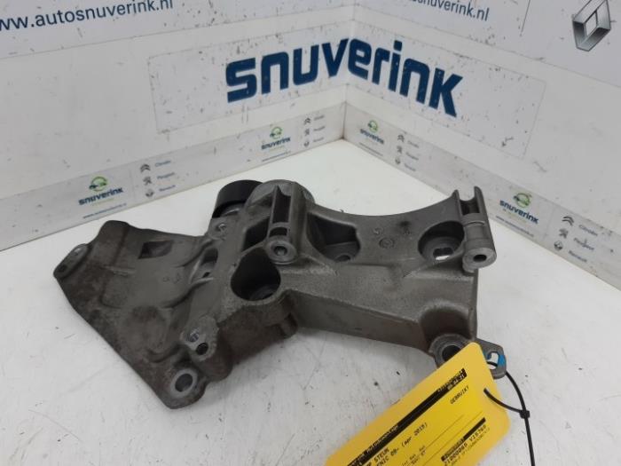 Usagé Support dynamo haut Renault Scénic III (JZ) 1.5 dCi 110 Prix € 32,00 Règlement à la marge proposé par Snuverink Autodemontage