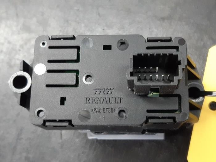 Parking brake switch from a Renault Scénic III (JZ) 1.5 dCi 110 2015
