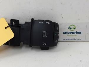 Used Steering wheel mounted radio control Renault Scénic III (JZ) 1.5 dCi 110 Price € 25,00 Margin scheme offered by Snuverink Autodemontage