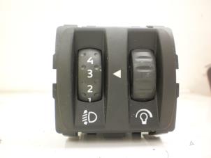 Używane Przelacznik reflektora LHV Renault Twingo II (CN) 1.2 Cena € 20,00 Procedura marży oferowane przez Snuverink Autodemontage