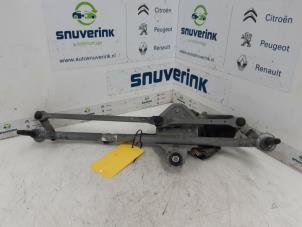 Used Front wiper motor Renault Trafic New (FL) 2.0 dCi 16V 90 Price € 72,60 Inclusive VAT offered by Snuverink Autodemontage