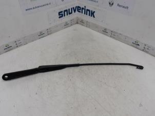 Used Front wiper arm Renault Trafic New (FL) 2.0 dCi 16V 90 Price € 24,20 Inclusive VAT offered by Snuverink Autodemontage