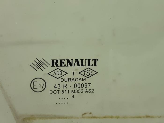 Vitre portière 4portes avant droite d'un Renault Clio IV Estate/Grandtour (7R) 1.5 Energy dCi 90 FAP 2014