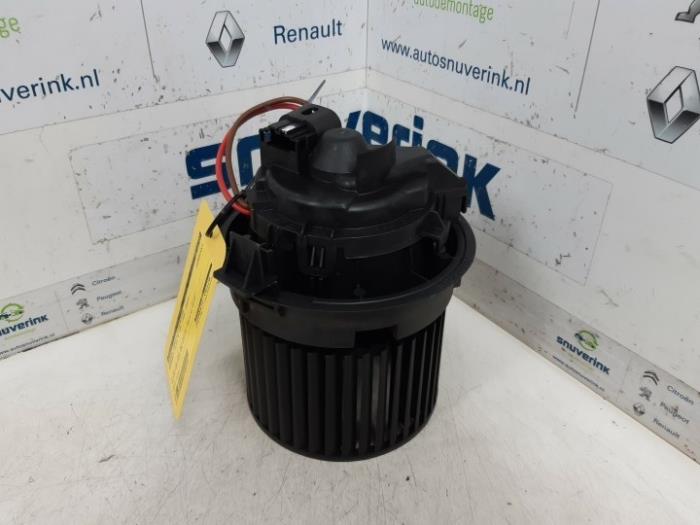 Heating and ventilation fan motor from a Renault Clio IV Estate/Grandtour (7R) 1.5 Energy dCi 90 FAP 2014