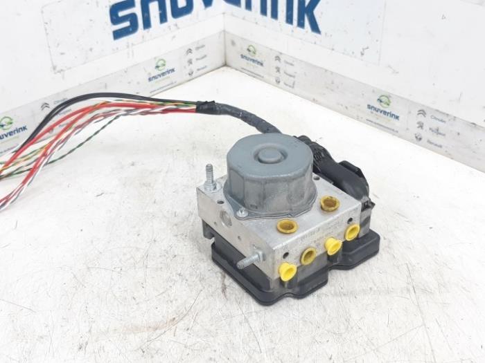 Begagnade ABS-pump Renault Clio IV (5R) 1.5 Energy dCi 90 FAP Pris € 54,98 Marginaltabell erbjuds av Snuverink Autodemontage