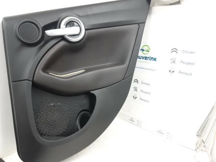 Revêtement portière 4portes arrière droite d'un Fiat 500X (334) 1.4 Multi Air 16V 2015
