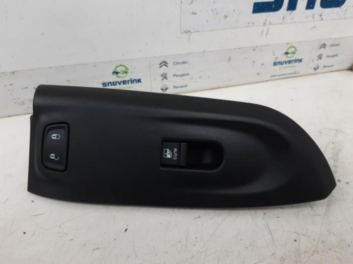Usados Interruptor de ventanilla eléctrica Fiat 500X (334) 1.4 Multi Air 16V Precio € 30,00 Norma de margen ofrecido por Snuverink Autodemontage