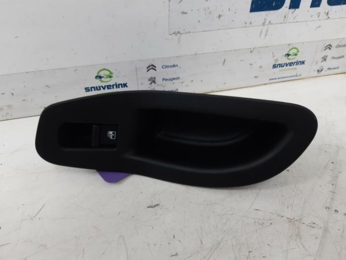 Usados Interruptor de ventanilla eléctrica Fiat 500X (334) 1.4 Multi Air 16V Precio € 25,50 Norma de margen ofrecido por Snuverink Autodemontage